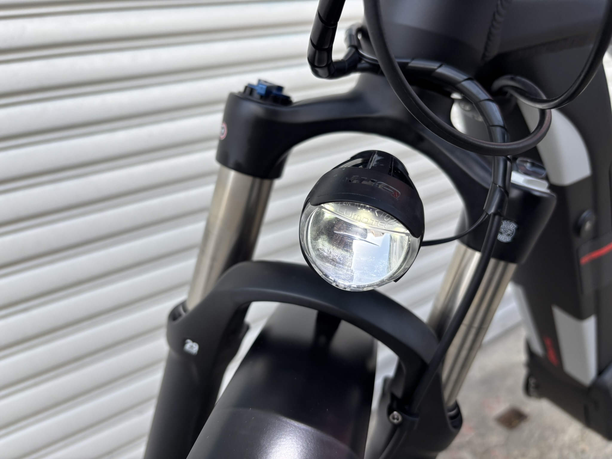 ヘッドライトはLED。照射範囲も広く、安全に走れます。