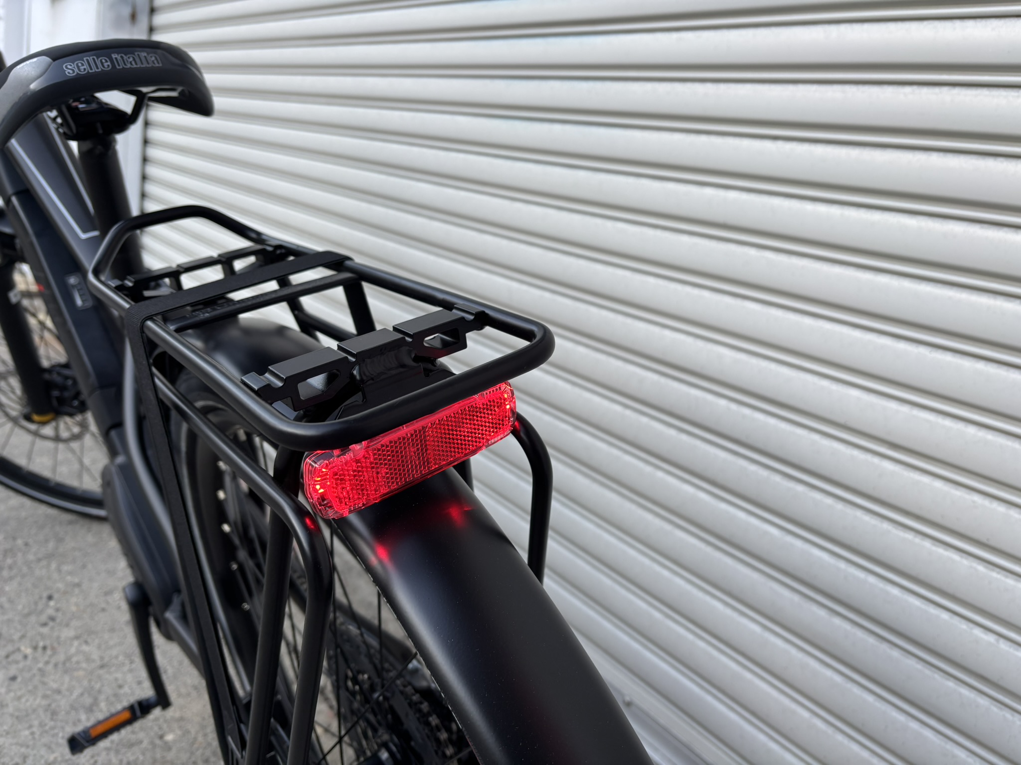 テールライトはリアキャリアと一体でスタイリングに違和感なく収まります。もちろんこちらもLED。