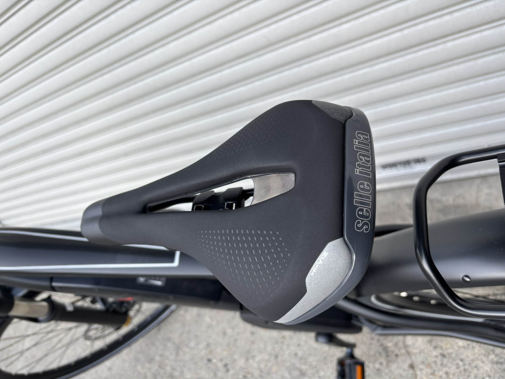 シートはイタリアの名門、セラ・イタリアンジェル入り快適シートです。スポーツシートながらクッション性もあってリビングの使い方にもぴったりですね。