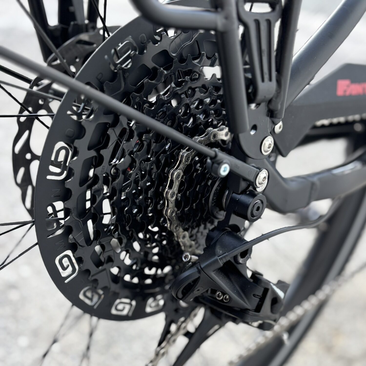 グループセットとギアはSRAM。MTBより枚数は控えめですが、ワイドレシオは実際のライディングでむしろ使いやすいはず。