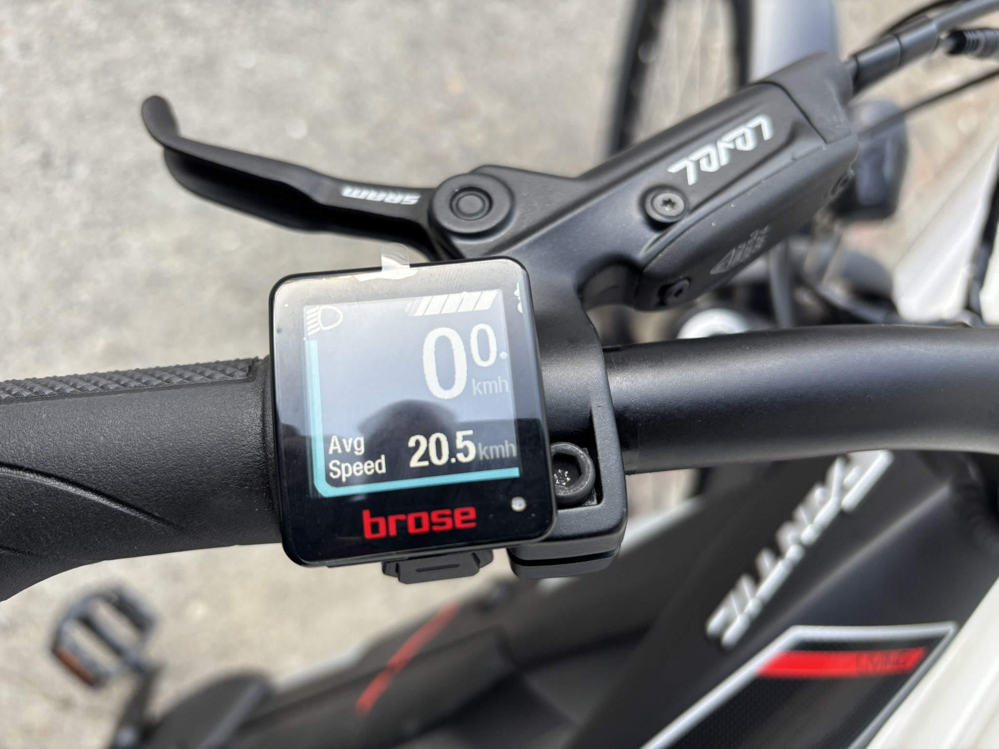 ディスプレイはブローゼのオールラウンド。コンパクトながら見やすく使いやすく、4段階のアシストを提供します。